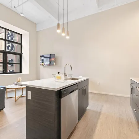 Luxury Dt Condo L Playhouse Square L Fast W-Fi